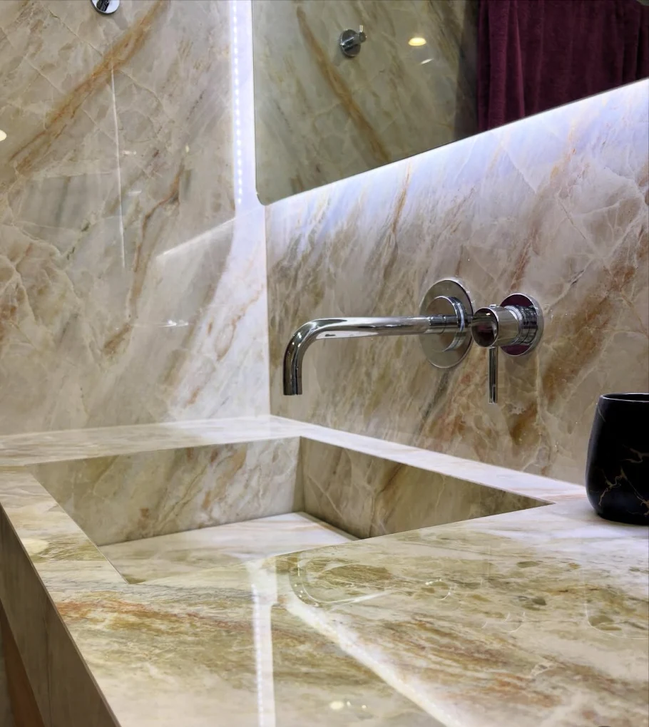 Νιπτήρας σκαλισμένος από μία πλάκα Amber Quartzite